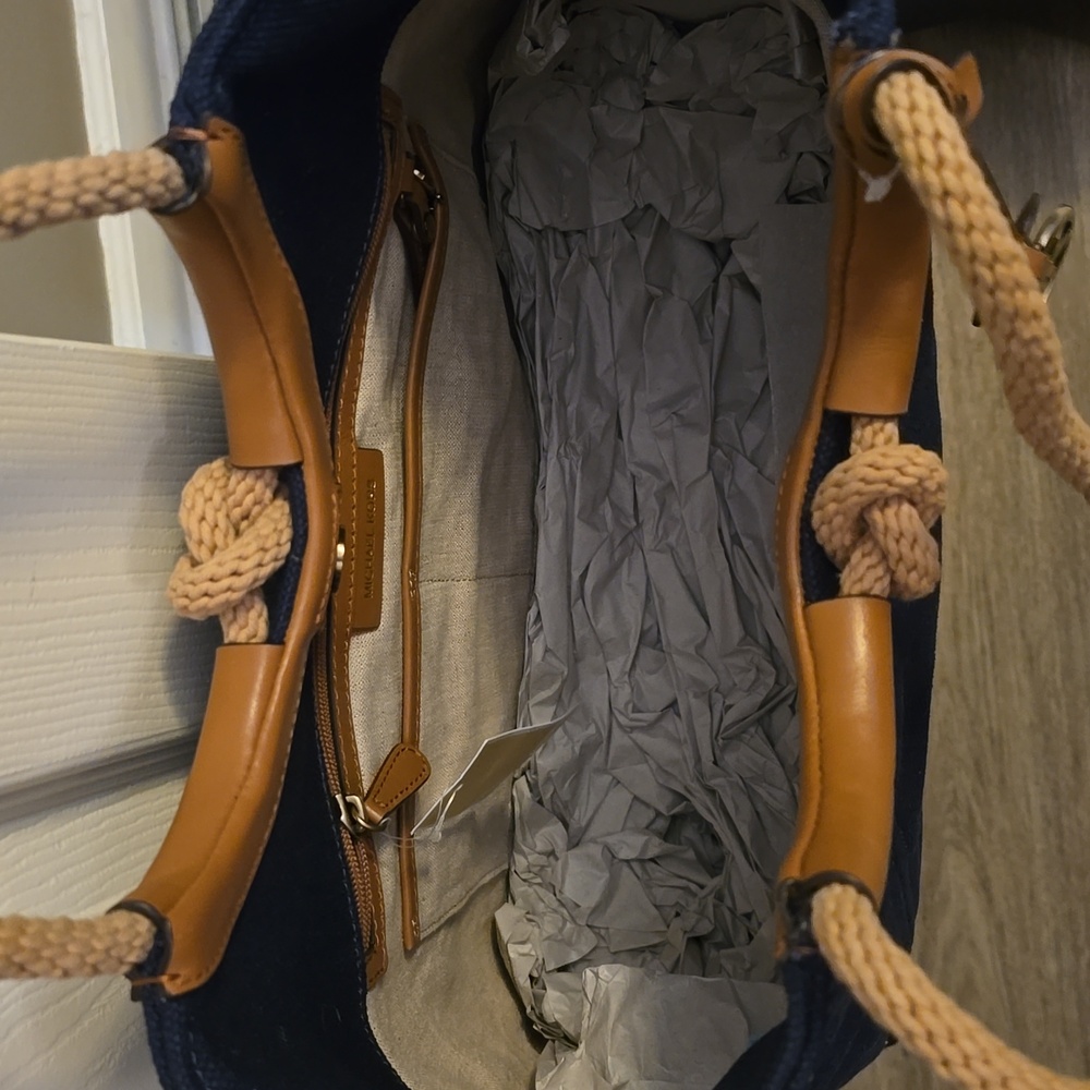 Michael Kors Isla Shoulder Tote, Handbag NWT - Picture 5 of 8